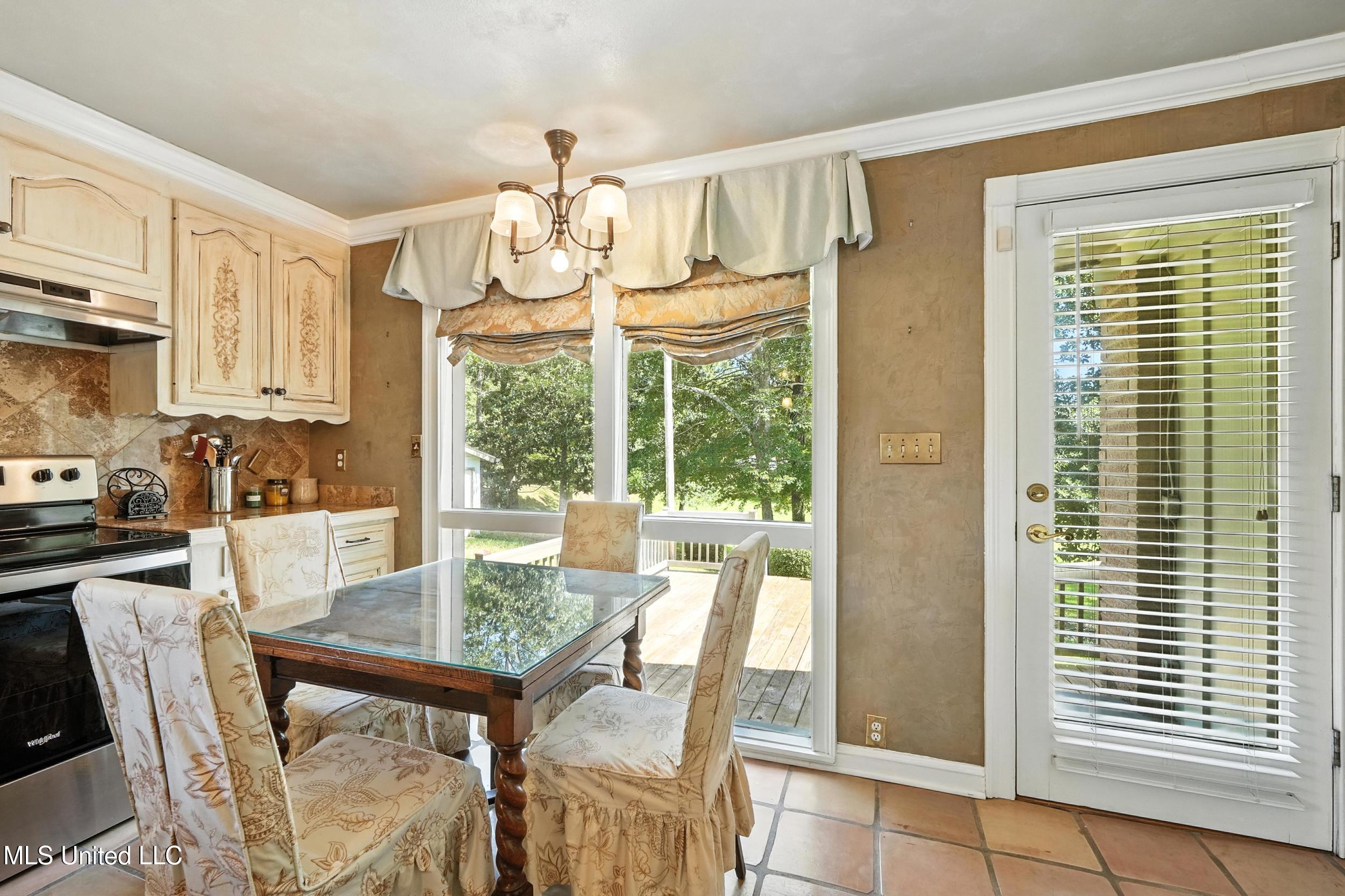 611 West 2nd Avenue Wiggins, MS 39577 - Photo 10 of 40 10_eat in table
