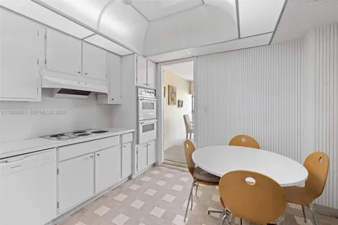 $695,000 | 5055 Collins Avenue, Unit 5M, Miami Beach, FL 33140