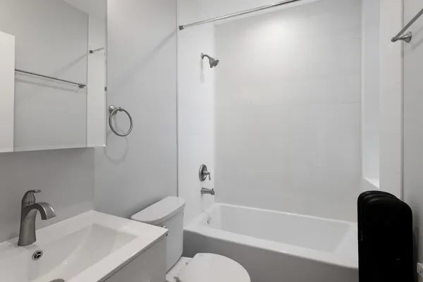 $2,008 | 7383 North Damen Avenue, Unit 2E, Chicago, IL 60645