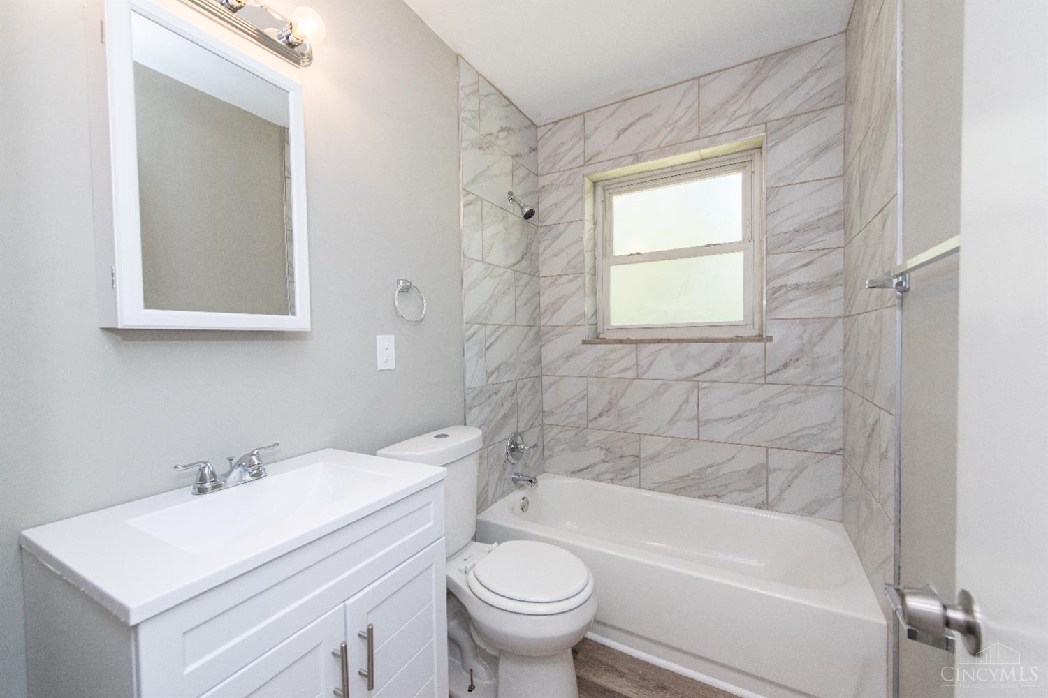 4265 Hutchinson Road Cincinnati, OH 45248 - Photo 20 of 46 First level full bath