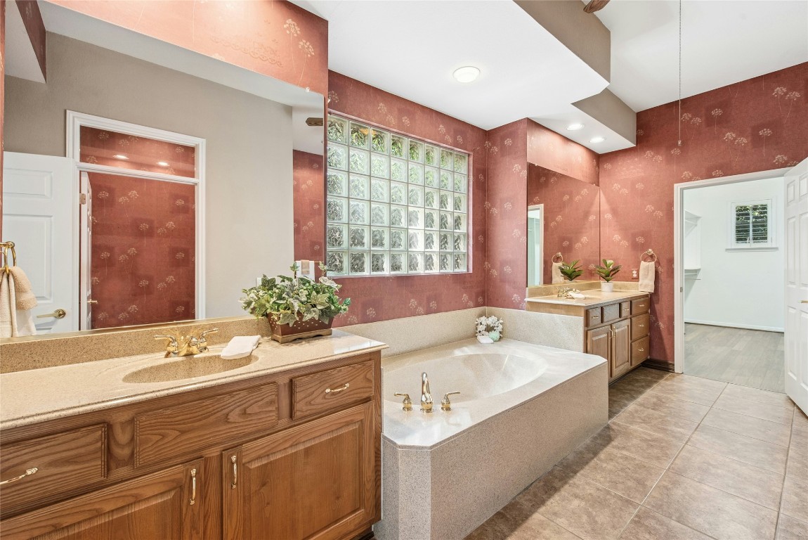 316 Trail Of The Flowers Georgetown, TX 78633 - Photo 22 of 40 a spacious bathroom with a tub sink and mirror