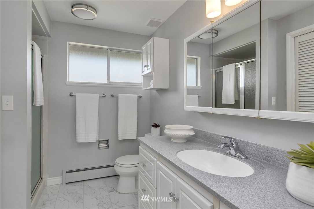 4221 Southwest 109th Street Seattle, WA 98146 - Photo 10 of 25 Gallery Image 10