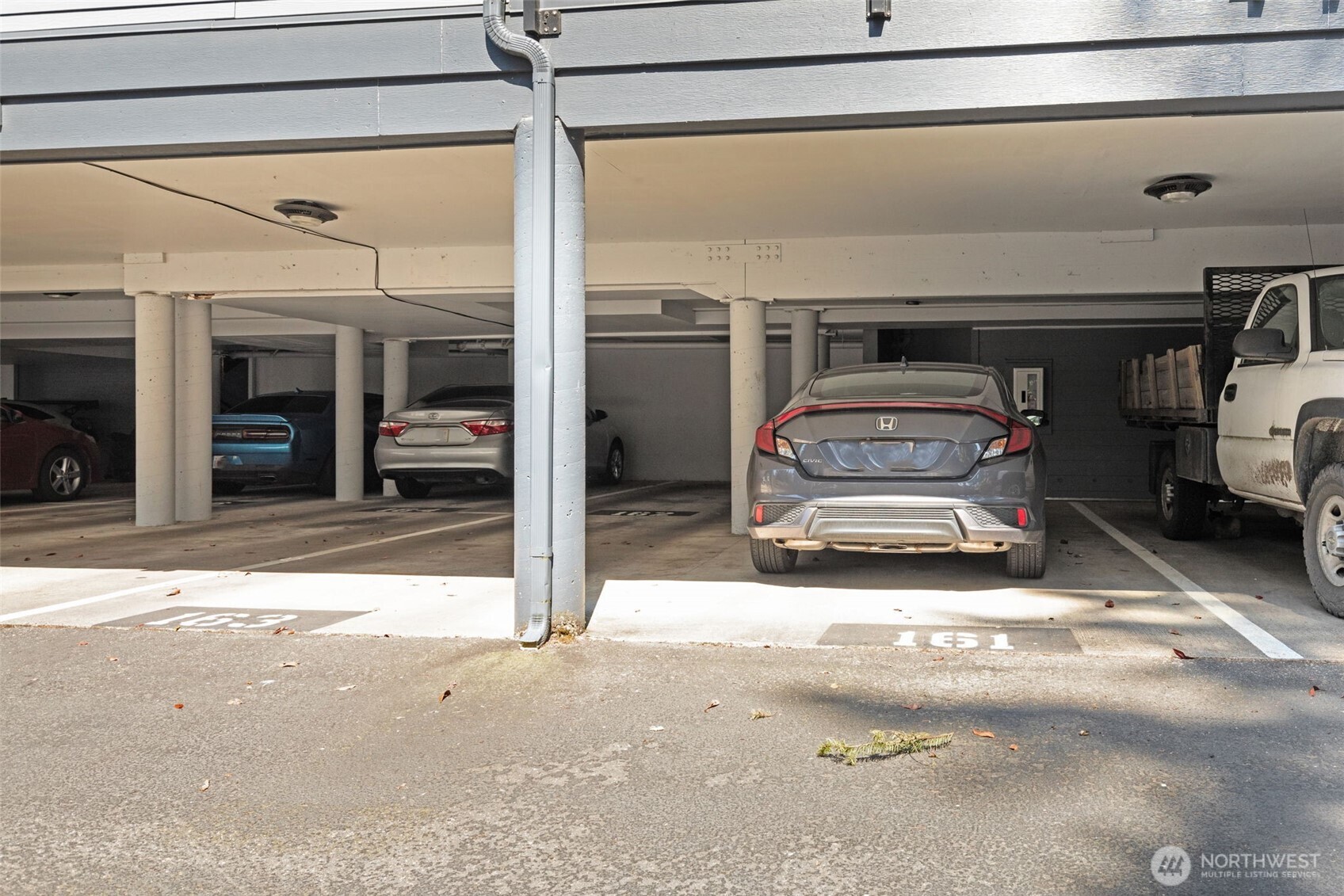 2517 Northeast 4th Street, Unit 523 Renton, WA 98056 - Photo 29 of 32 a view of car garage