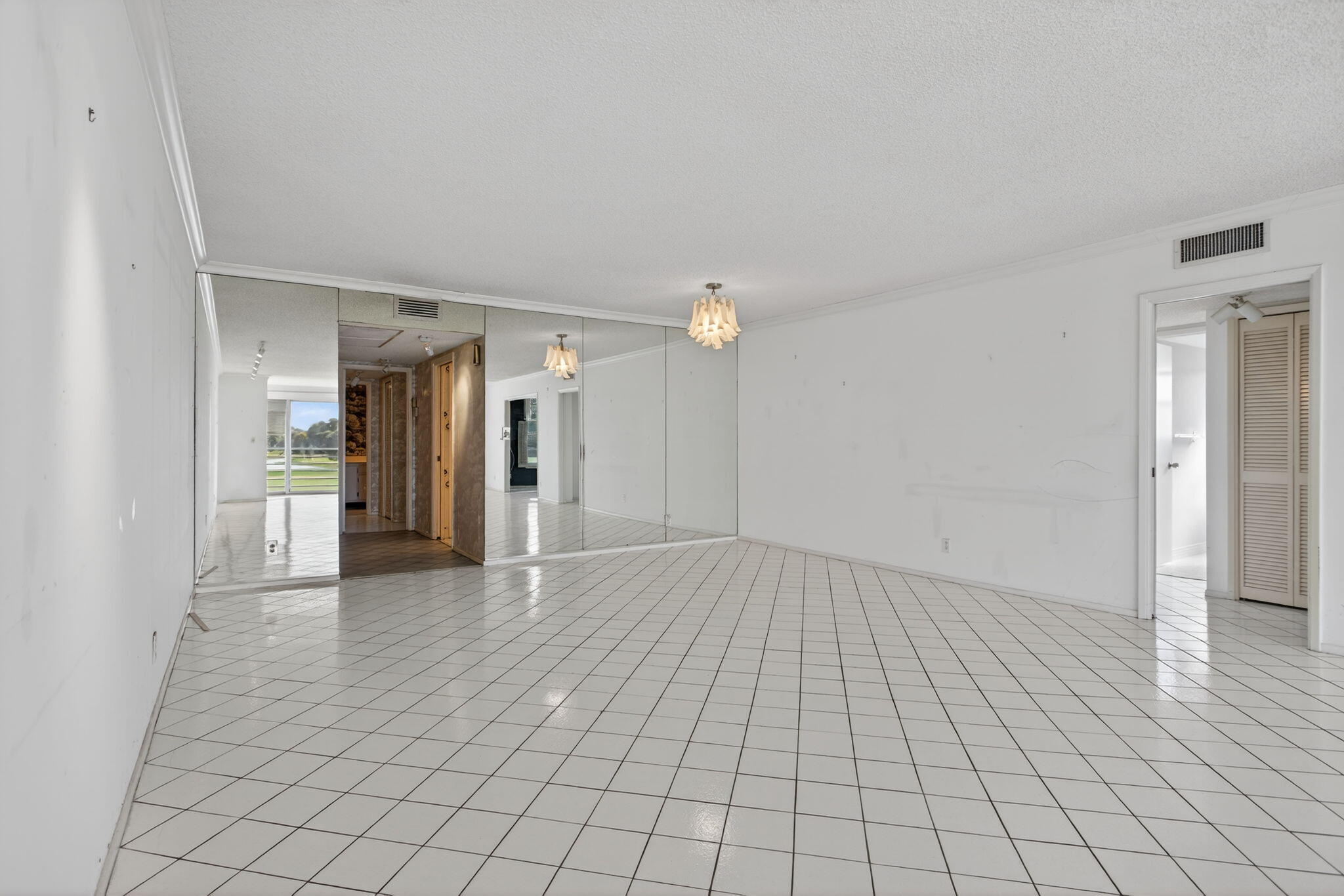 555 Oaks Lane, Unit 207 Pompano Beach, FL 33069 - Photo 11 of 63 8-web-or-mls-555 -9245