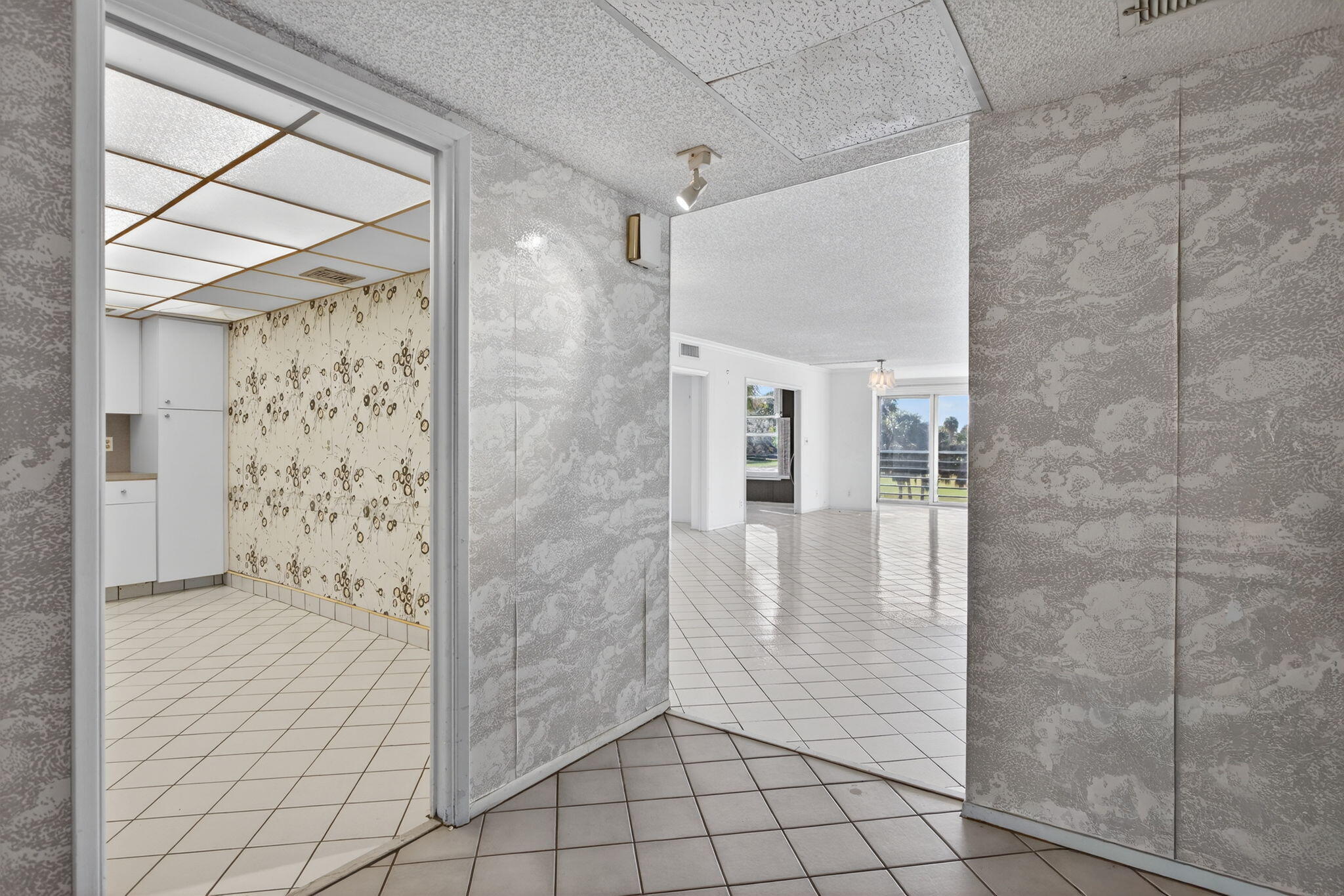 555 Oaks Lane, Unit 207 Pompano Beach, FL 33069 - Photo 16 of 63 3-web-or-mls-555 -9222