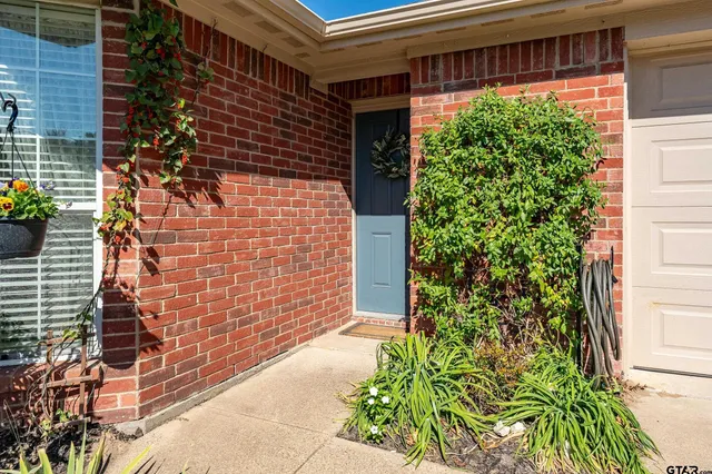 $220,000 | 6962 La Hacienda Drive, Flint, TX 75762