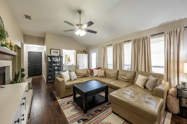 $220,000 | 6962 La Hacienda Drive, Flint, TX 75762