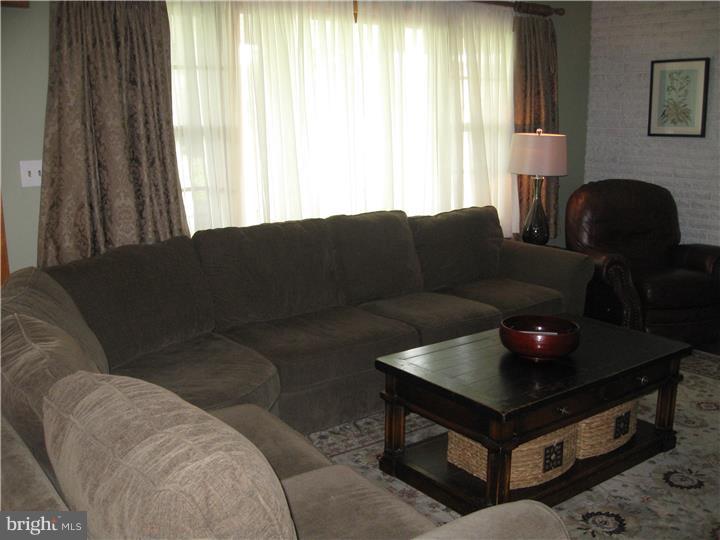 16 Hogback Road Trenton, NJ 08620 - Photo 3 of 25 Living Room