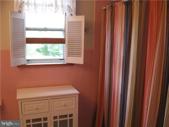 16 Hogback Road Trenton, NJ 08620 - Photo 22 of 25 Bathroom