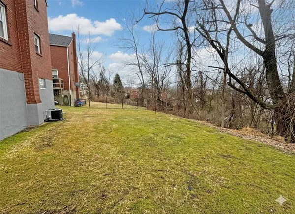 a view of a house with backyard