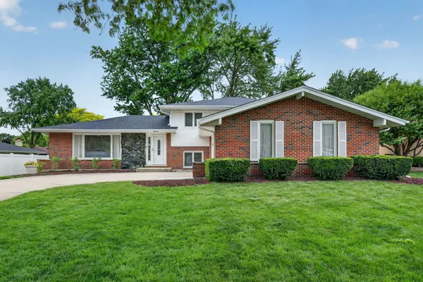 $599,500 | 8632 Clifford Drive, Darien, IL 60561