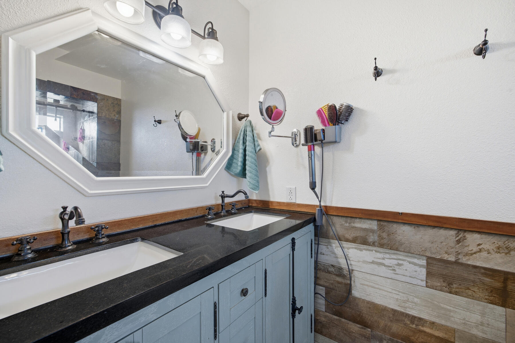 31393 Dahlem Drive Exeter, CA 93221 - Photo 33 of 79 33 - Master Bathroom (2)