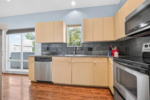 $275,000 | 5920 Fairdale Lane, Unit 10, Houston, TX 77057
