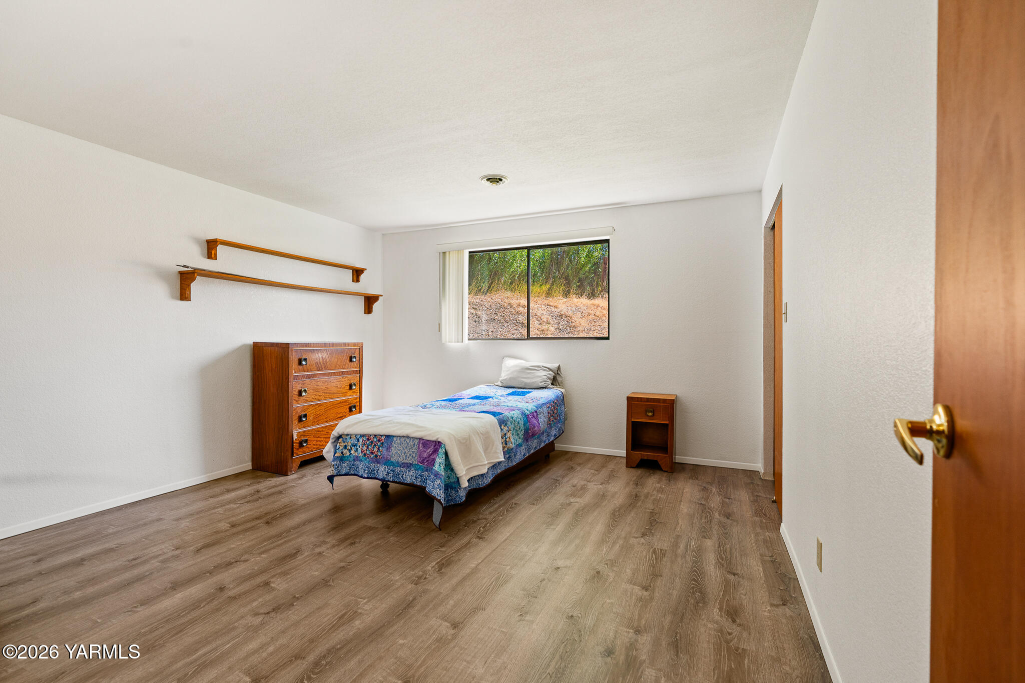 13619 Summitview Ext Road Yakima, WA 98908 - Photo 40 of 56 a bedroom with a bed and a window
