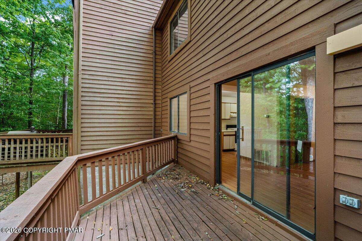 337 Crewe Court Bushkill, PA 18324 - Photo 18 of 24 20250903152521334685000000-oDeck2