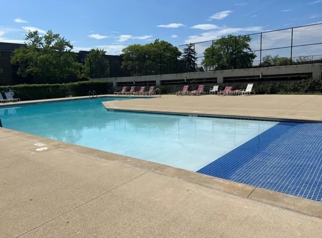 $289,000 | 3050 Pheasant Creek Drive, Unit 305, Northbrook, IL 60062