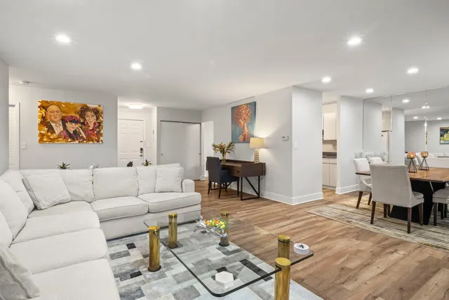 $289,000 | 3050 Pheasant Creek Drive, Unit 305, Northbrook, IL 60062