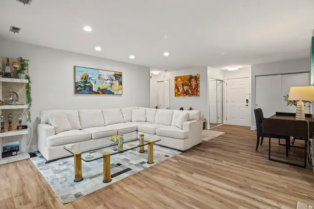 $289,000 | 3050 Pheasant Creek Drive, Unit 305, Northbrook, IL 60062