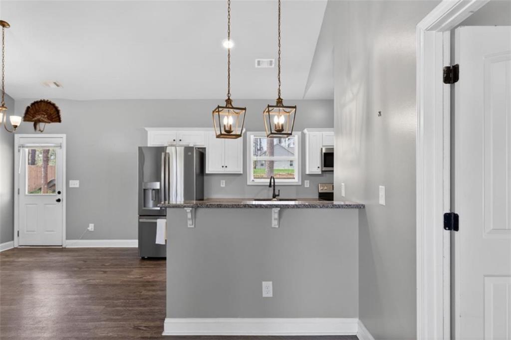 184 King Farm Road Rockmart, GA 30153 - Photo 5 of 25 a kitchen with stainless steel appliances a refrigerator and a counter top