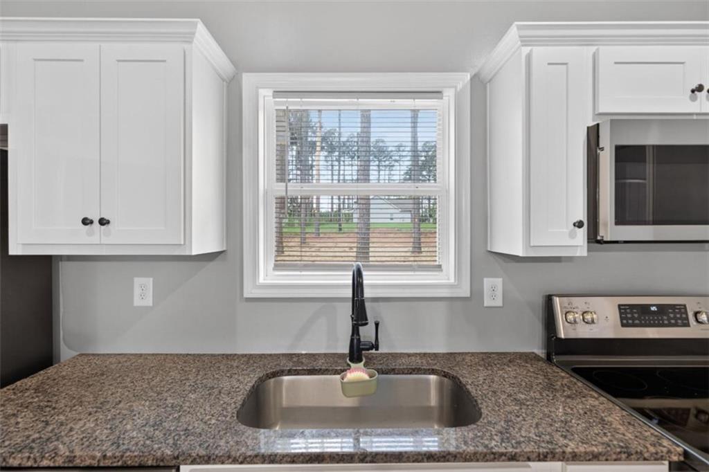 184 King Farm Road Rockmart, GA 30153 - Photo 10 of 25 a kitchen with granite countertop a sink and a window