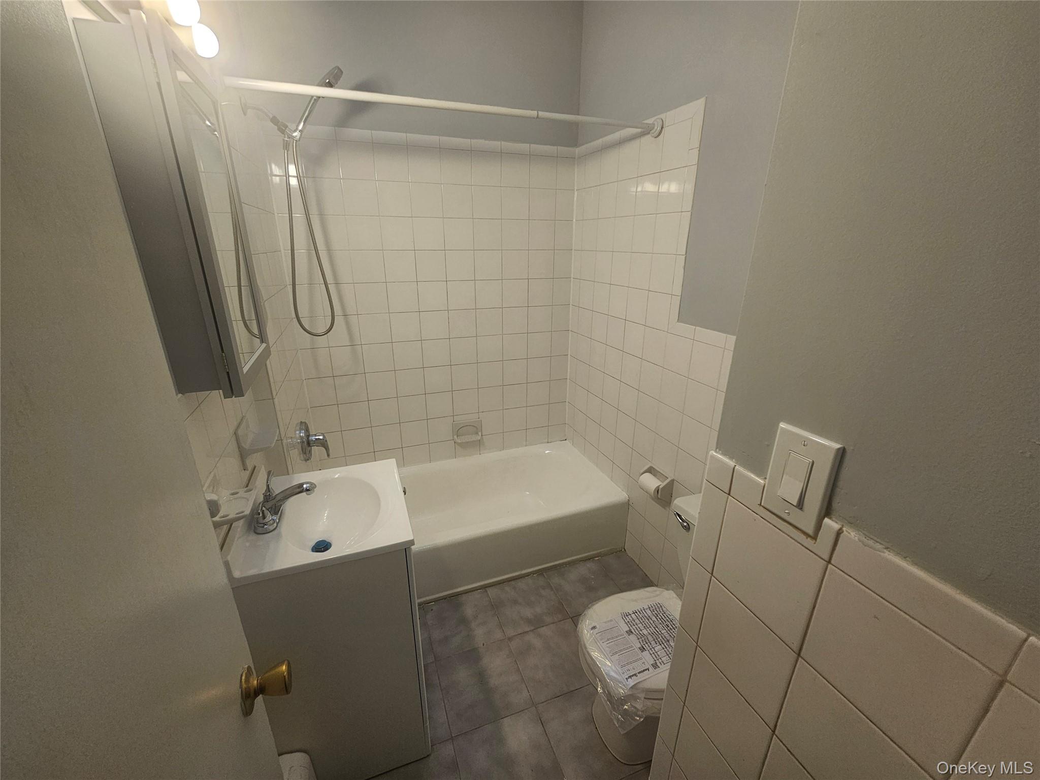 202-15 Hollis Avenue, Unit R Queens, NY 11412 - Photo 7 of 10 Clean, Skylighted Room