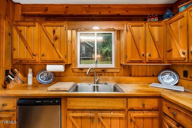 $894,000 | 306 Bear Branch Road, Roan Mountain, TN 37687