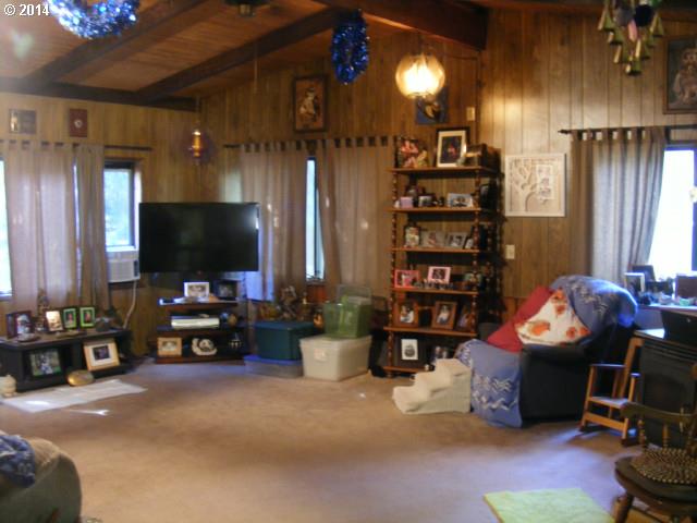 740 Northeast Bone Road Stevenson, WA 98648 - Photo 16 of 16 Living Room