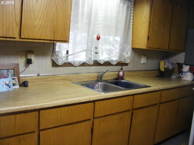 740 Northeast Bone Road Stevenson, WA 98648 - Photo 9 of 16 Kitchen