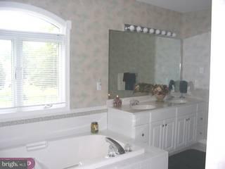 18 Heather Road Southampton, PA 18966 - Photo 4 of 6 Gallery Image 4