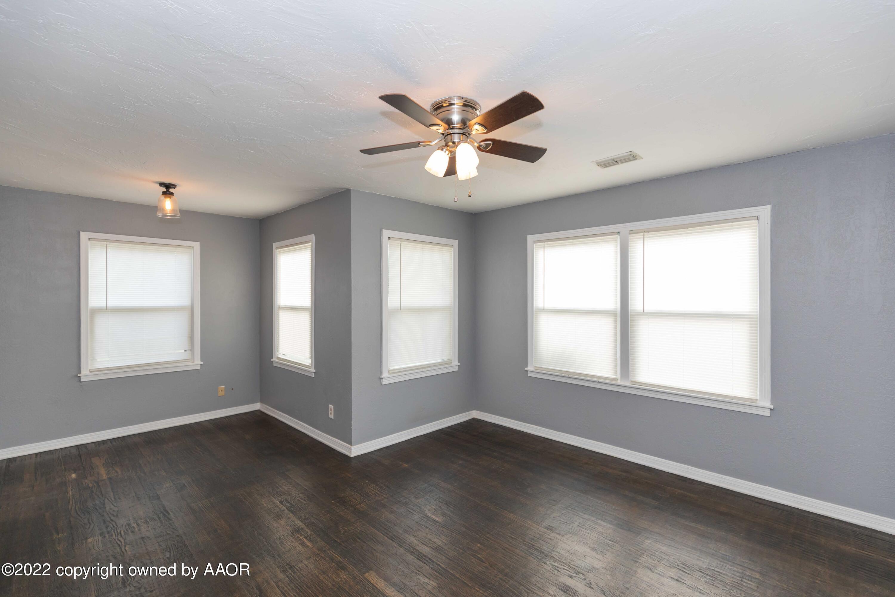 4204 South Lipscomb Street Amarillo, TX 79110 - Photo 4 of 35 LIVING ROOM VIEW 1