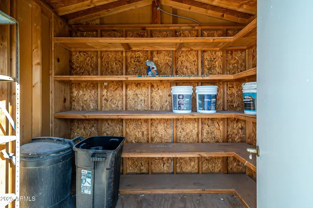 a view of entryway with outdoor area