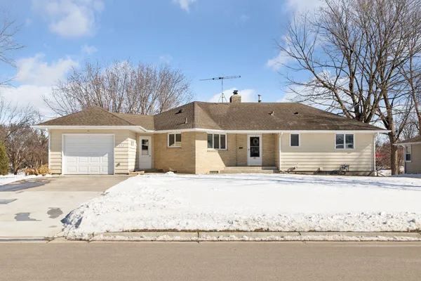 $369,900 | 111 Sunrise Avenue North, New Prague, MN 56071