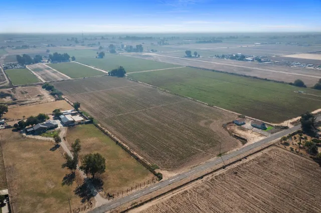an aerial view of a yard