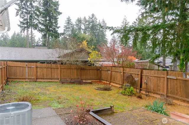 a view of a backyard