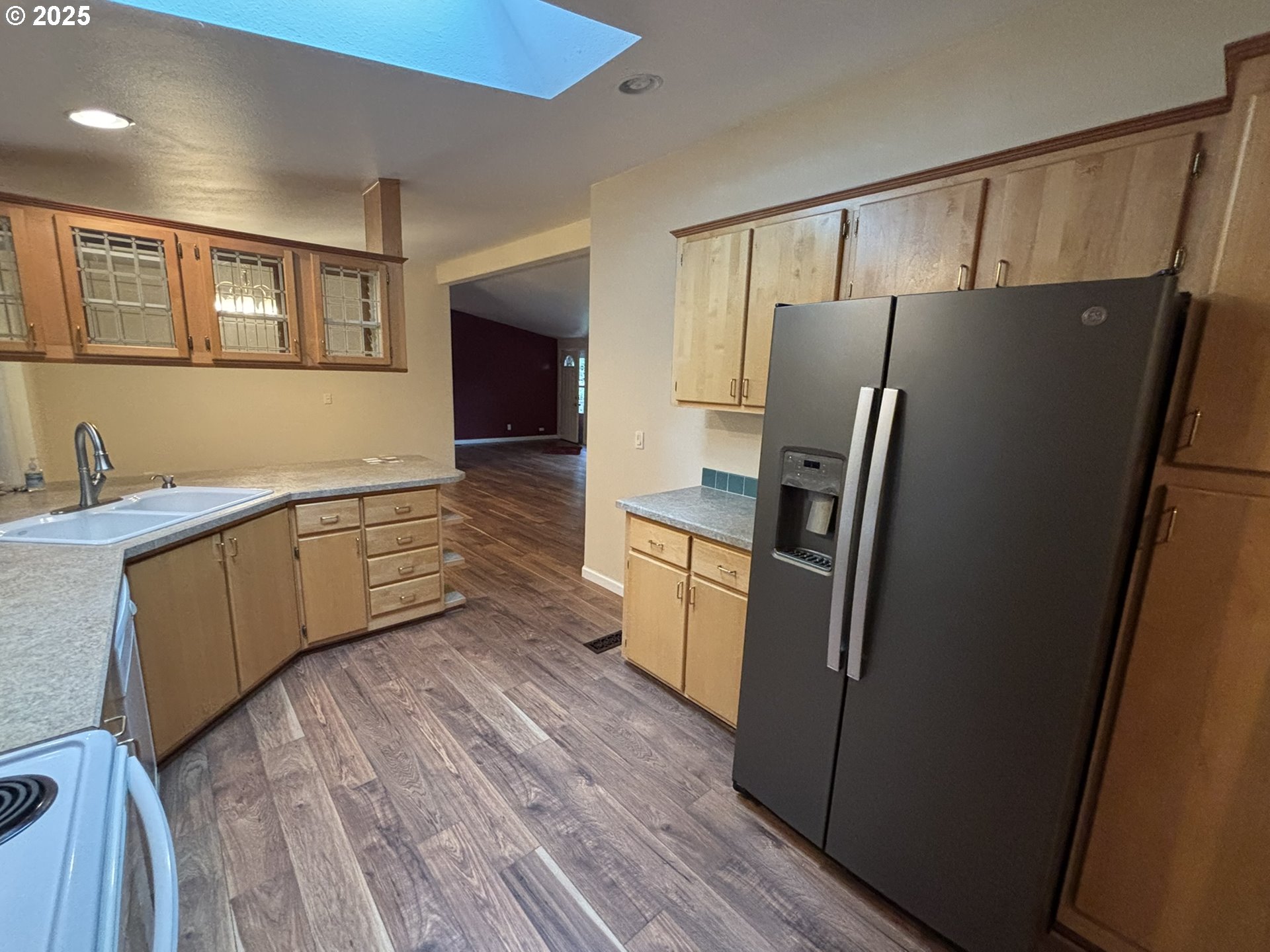 325 Jonathan Lane Florence, OR 97439 - Photo 13 of 37 a kitchen with stainless steel appliances a refrigerator and a sink