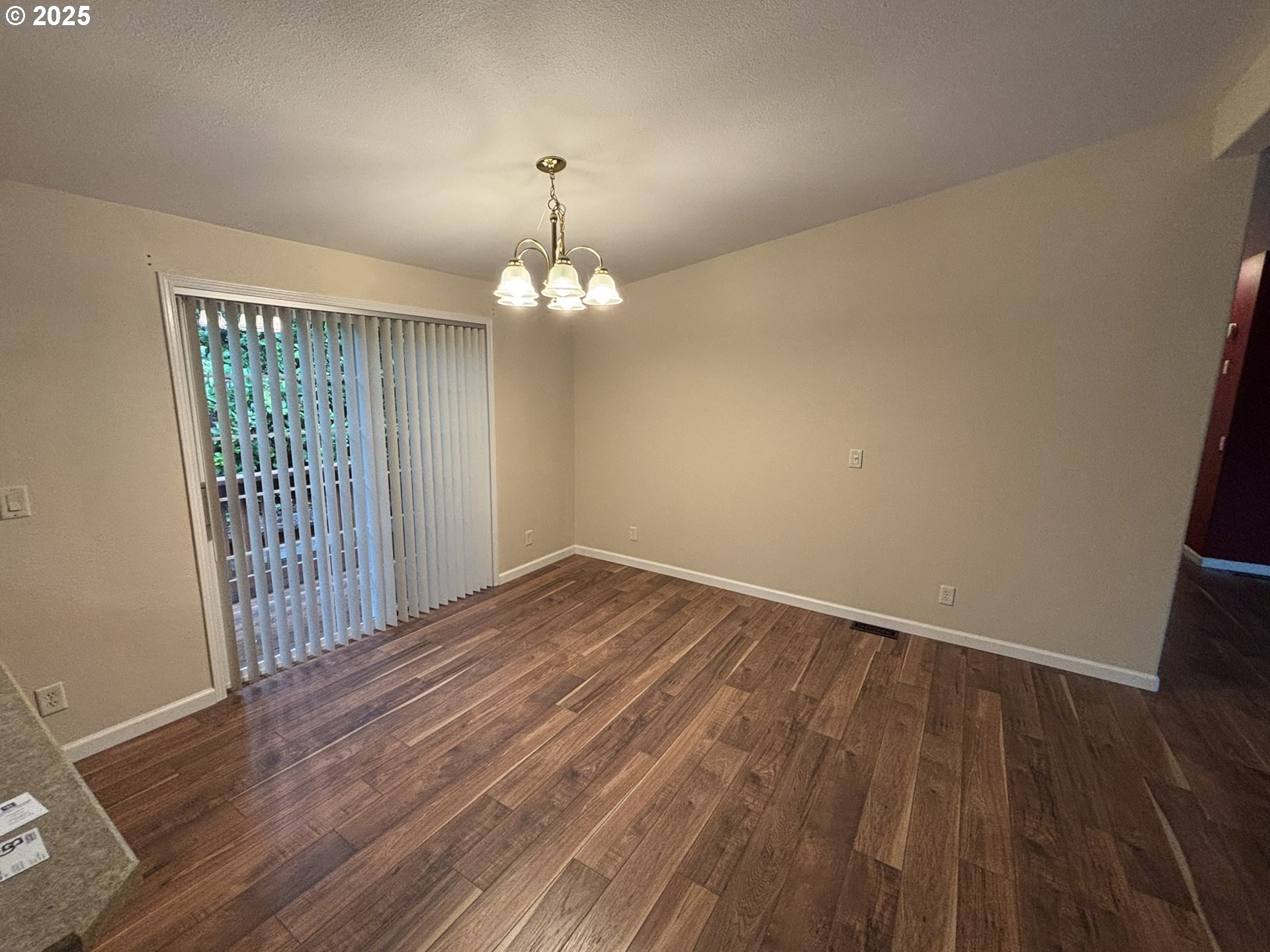 325 Jonathan Lane Florence, OR 97439 - Photo 14 of 37 a view of a livingroom with wooden floor