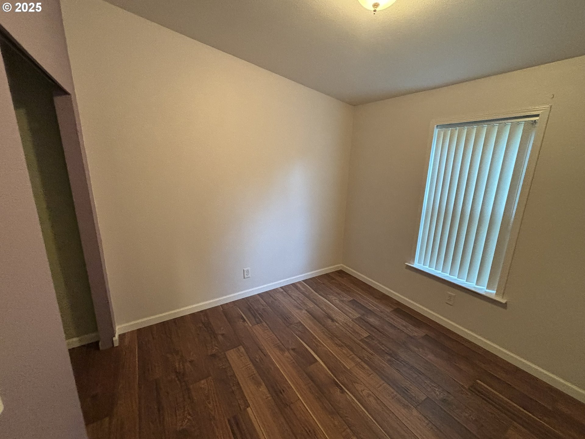 325 Jonathan Lane Florence, OR 97439 - Photo 26 of 37 an empty room with wooden floor and windows