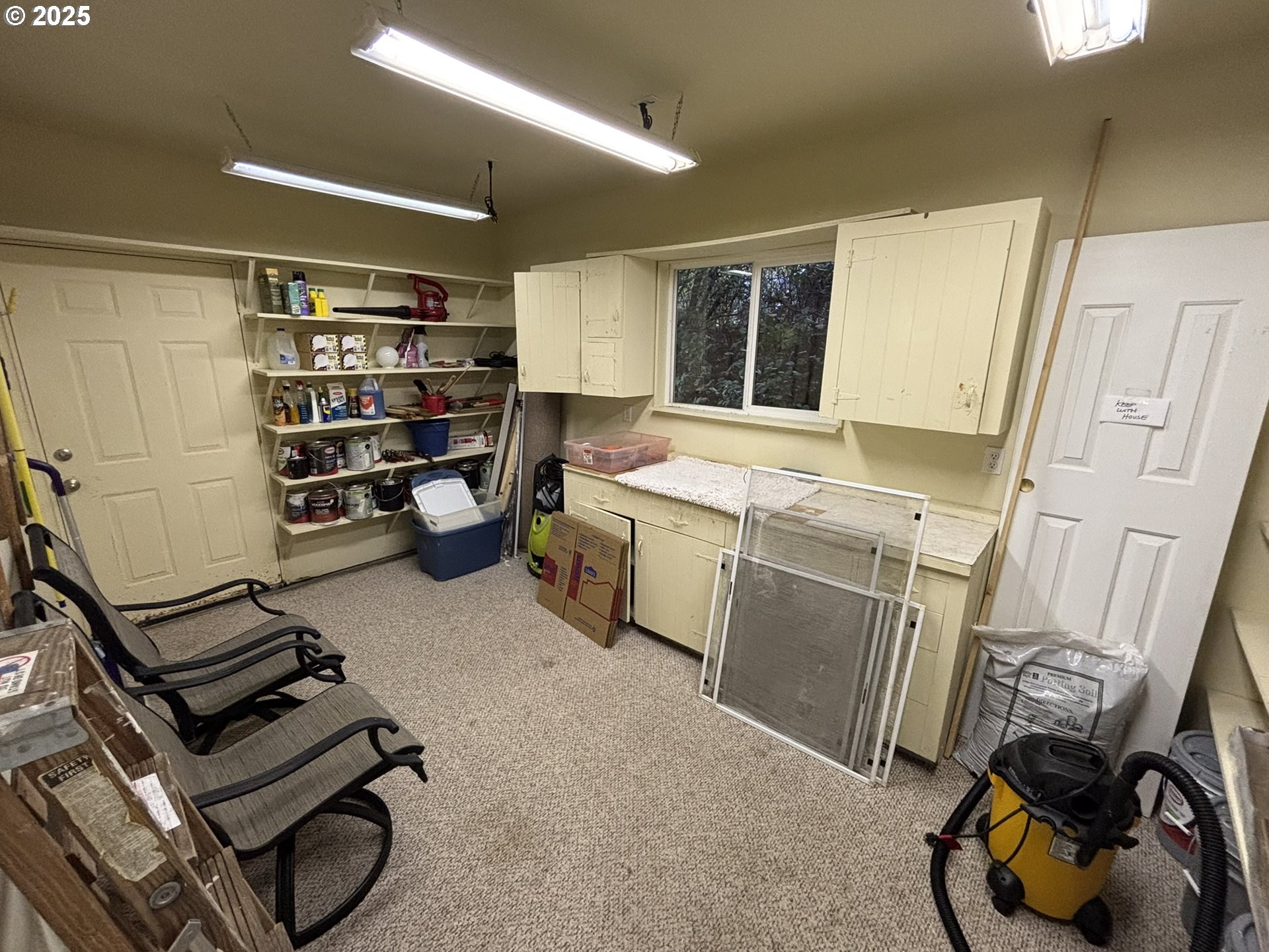 325 Jonathan Lane Florence, OR 97439 - Photo 29 of 37 a utility room with dryer washer and other items