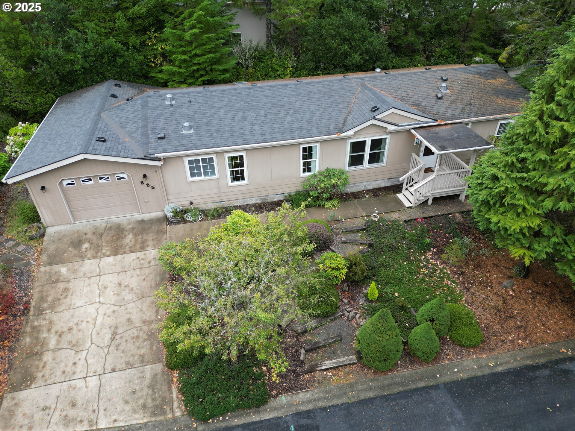 325 Jonathan Lane Florence, OR 97439 - Photo 34 of 37 an aerial view of a house with a yard