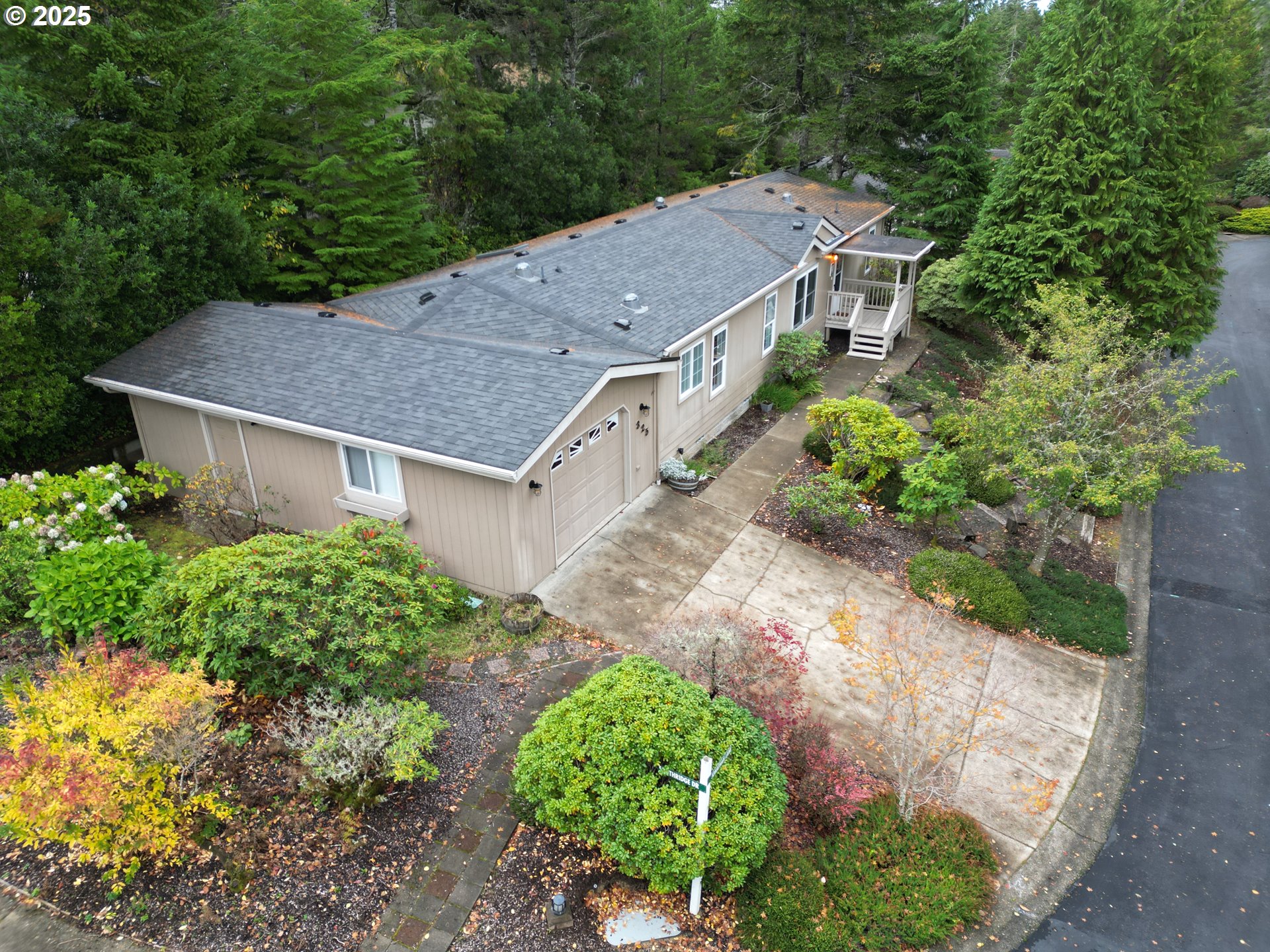 325 Jonathan Lane Florence, OR 97439 - Photo 35 of 37 an aerial view of a house with a yard