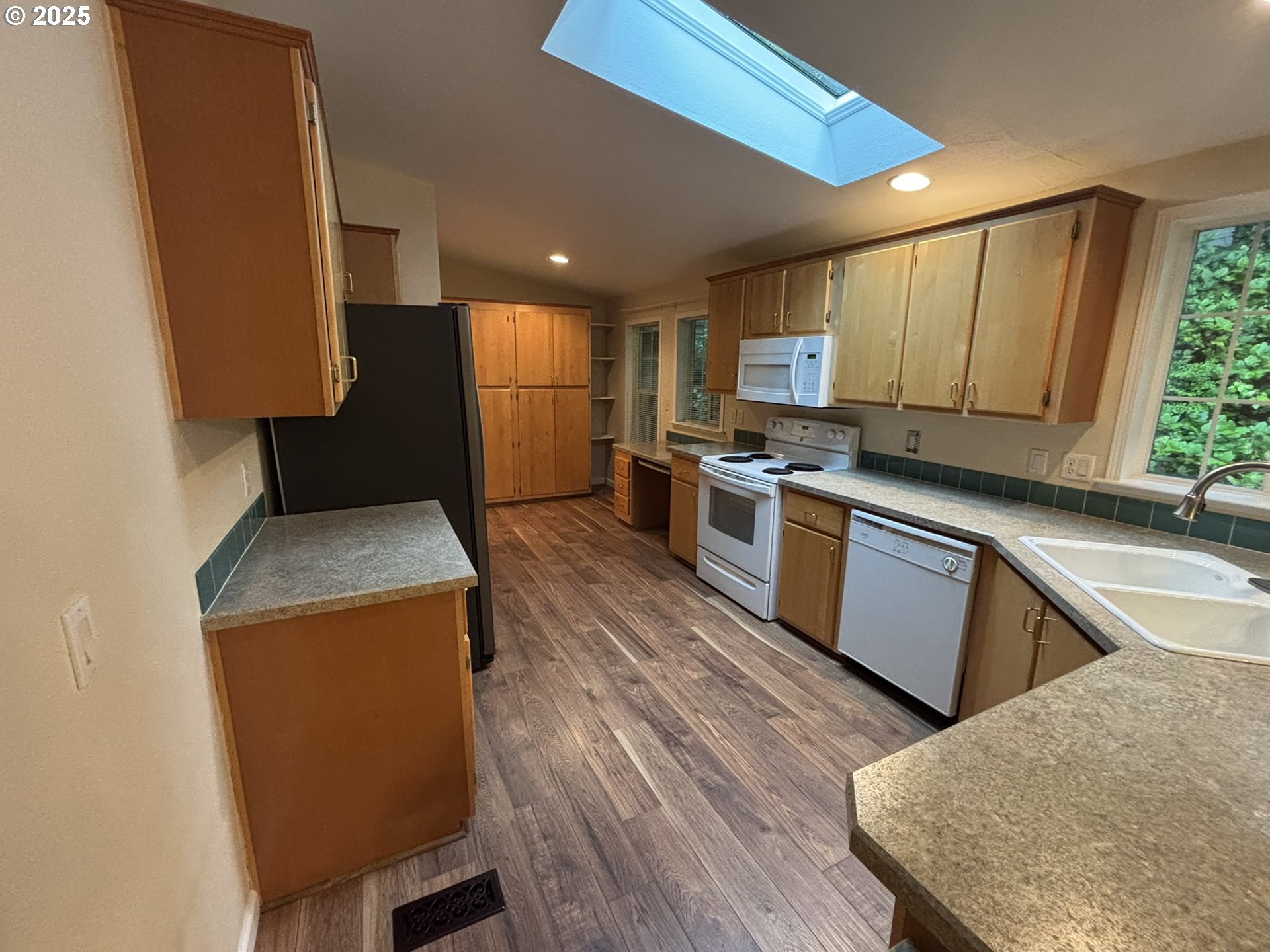 325 Jonathan Lane Florence, OR 97439 - Photo 6 of 37 a kitchen with a stove a sink and a refrigerator