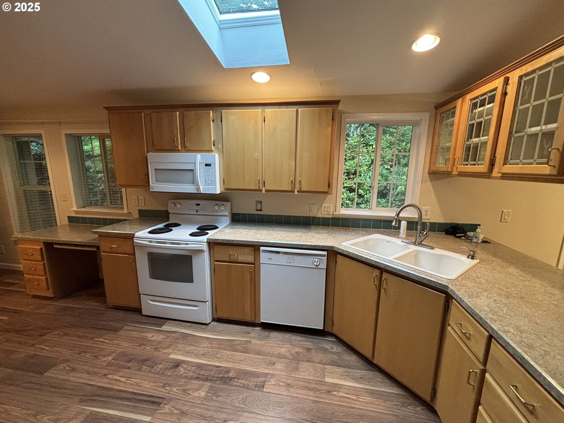 325 Jonathan Lane Florence, OR 97439 - Photo 7 of 37 a kitchen with a sink stove and microwave