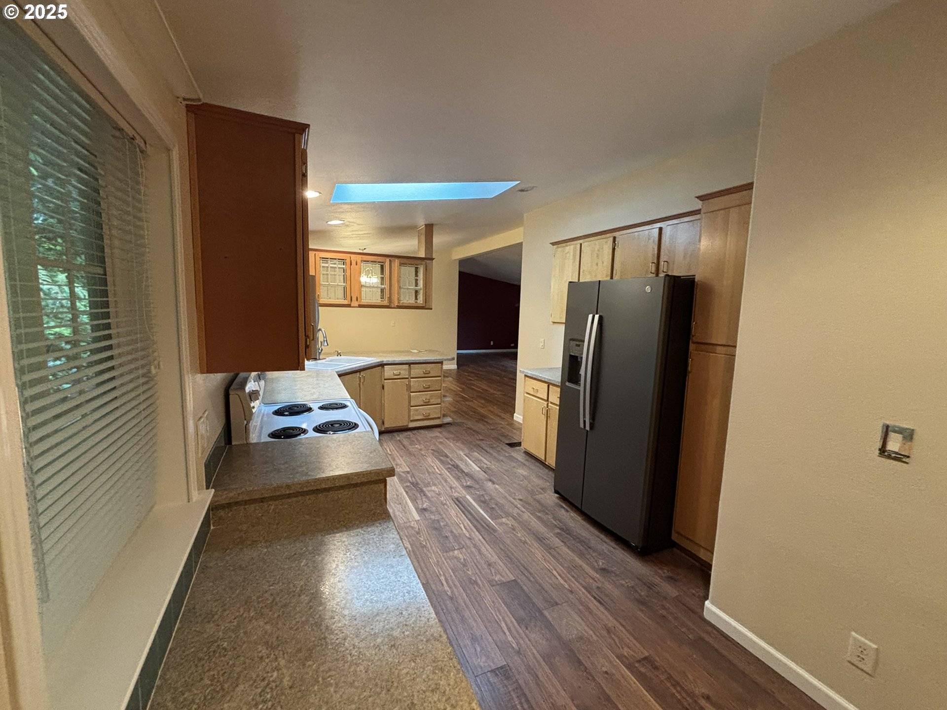 325 Jonathan Lane Florence, OR 97439 - Photo 9 of 37 a kitchen with stainless steel appliances granite countertop a refrigerator a stove and a wooden floors