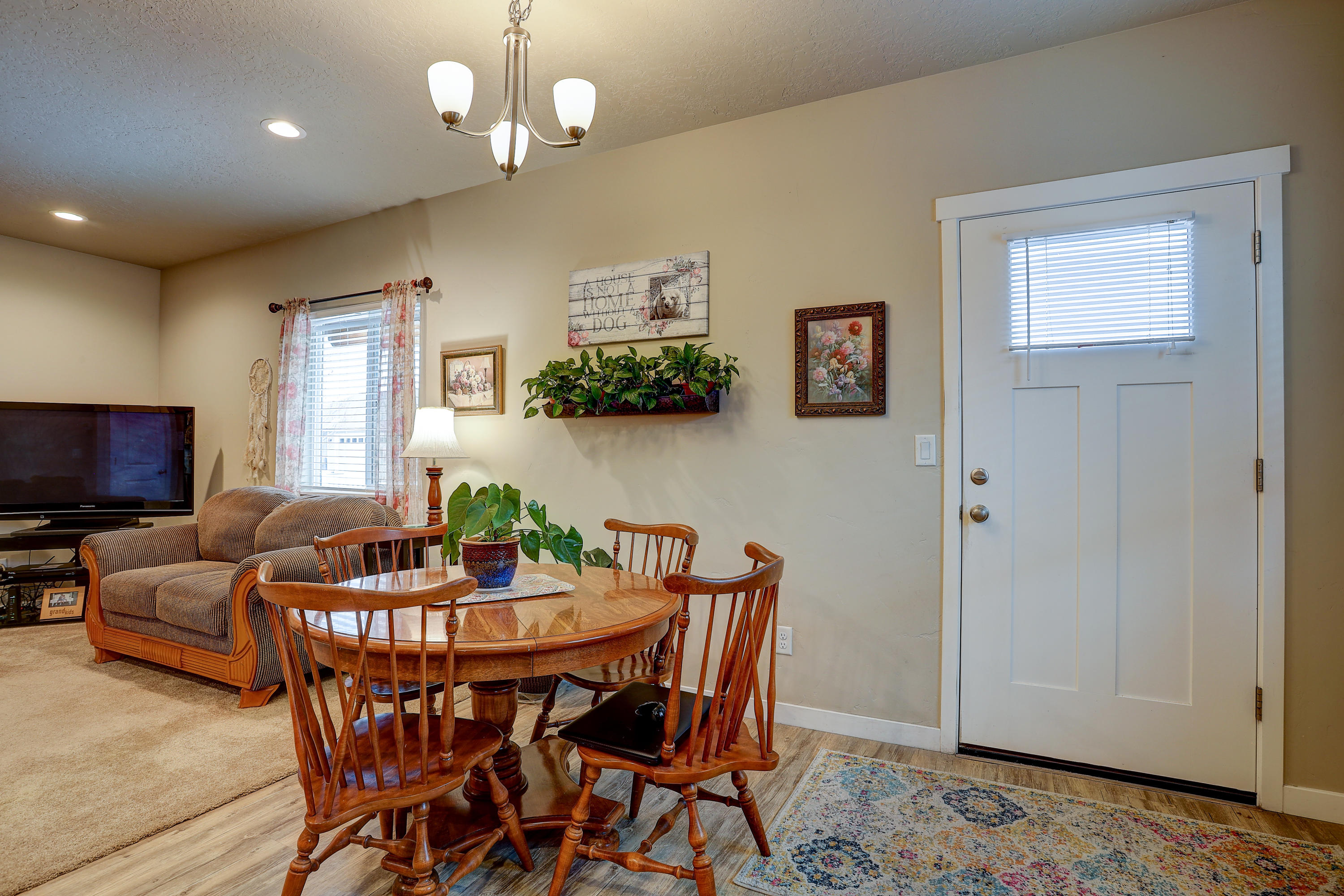 2631 Northeast Colleen Road Prineville, OR 97754 - Photo 7 of 31 living room and dine in