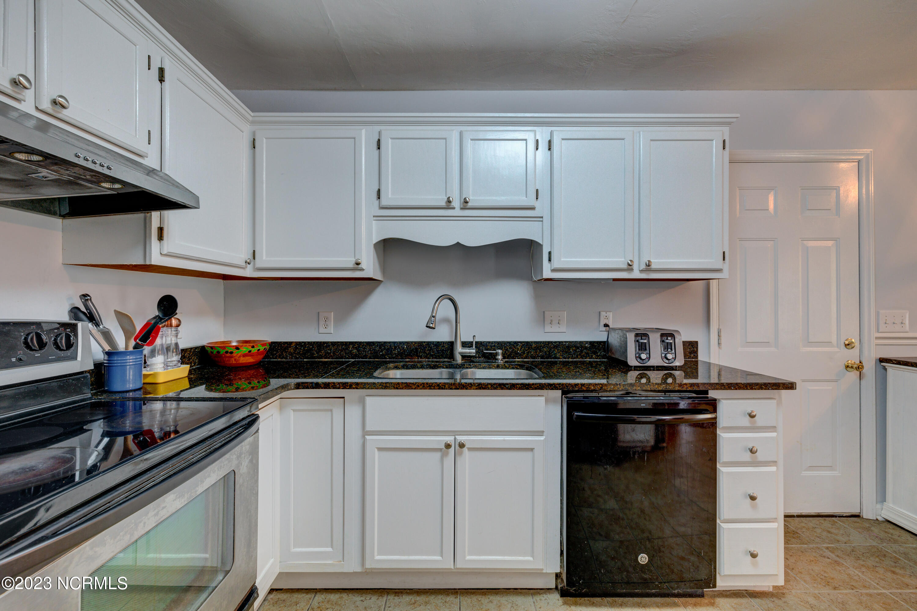 306 Hidden Valley Road Wilmington, NC 28409 - Photo 9 of 34 Kitchen