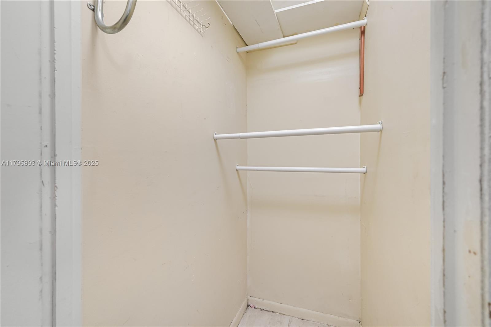 345 Ocean Drive, Unit 904 Miami Beach, FL 33139 - Photo 12 of 36 a view of small space