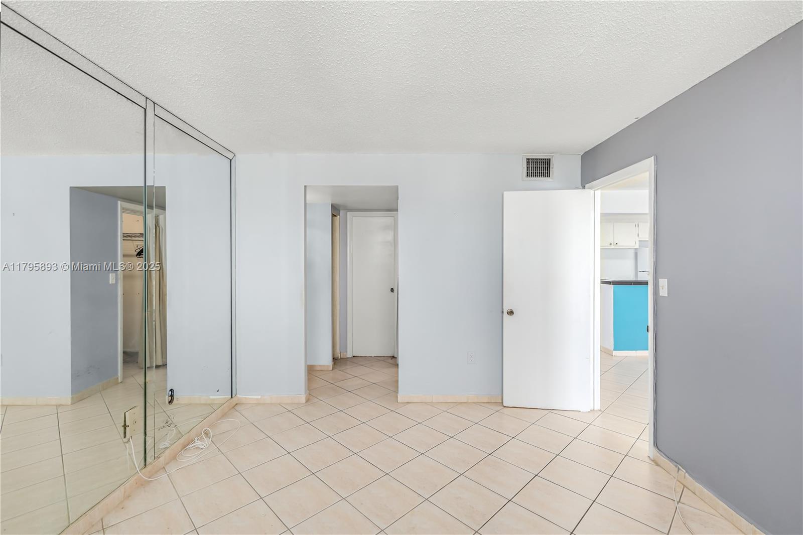 345 Ocean Drive, Unit 904 Miami Beach, FL 33139 - Photo 10 of 36 a view of an empty room