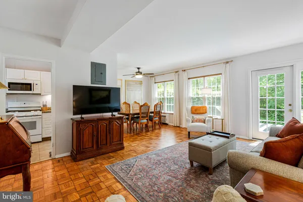 $2,595 | 1760 Preston Road, Unit 1760, Alexandria, VA 22302