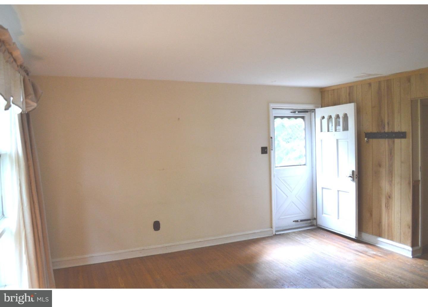 152 East Chelton Road Brookhaven, PA 19015 - Photo 4 of 18 Living Room
