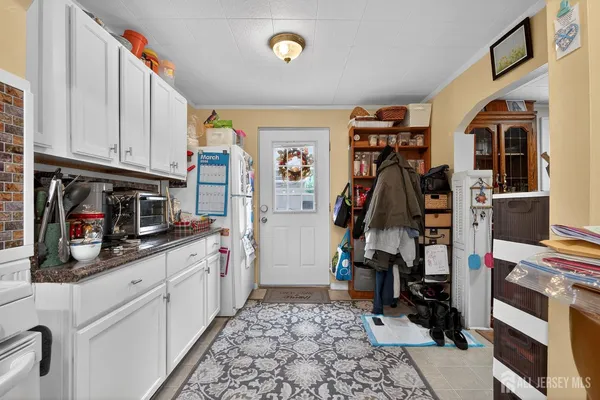 a kitchen that has a lot of cabinets in it